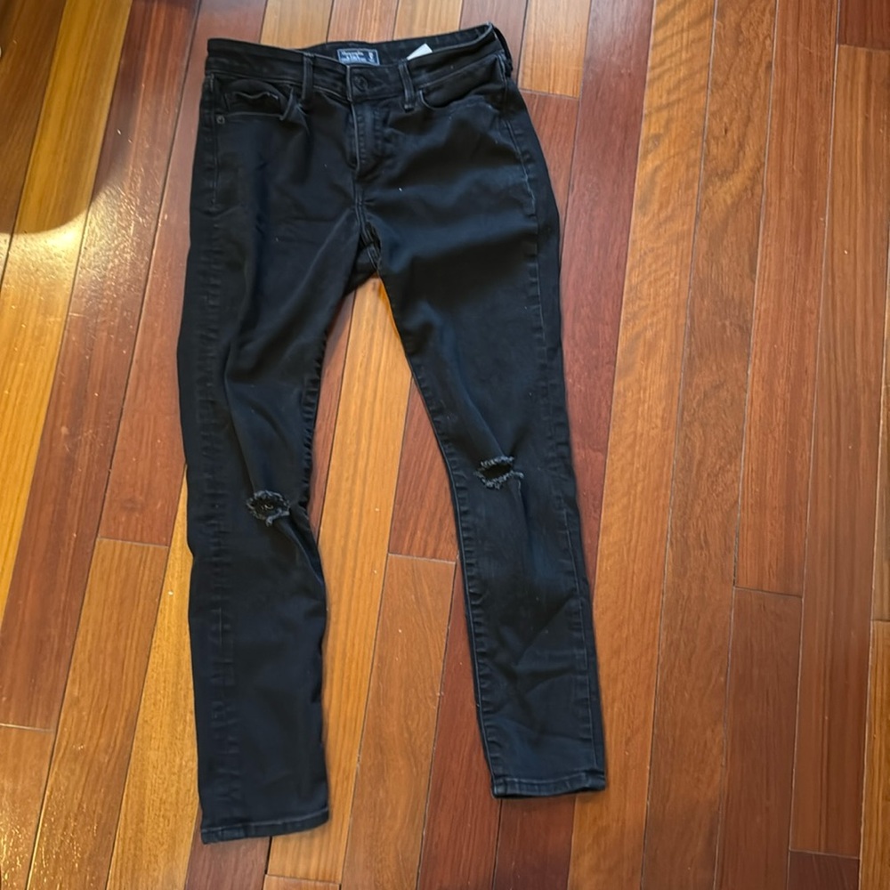 Black A&F skinny ripped jeans